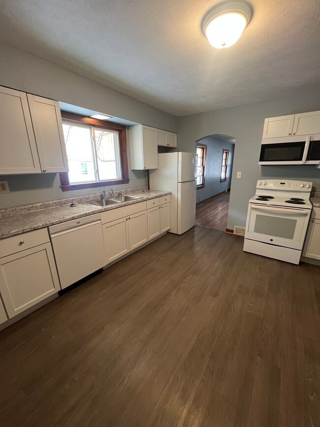 Building Photo - Spacious 2 bedroom home!