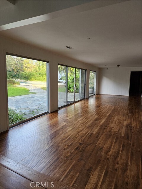 Foto del edificio - 925 Singing Wood Dr