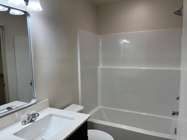 Foto del edificio - Introducing a newly constructed 3-bedroom, 2-bathroom house in the desirable location of Russellv...