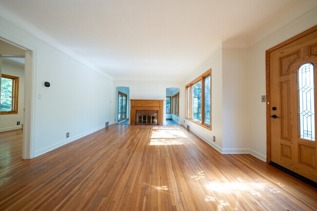 Foto del edificio - 14510 Gleason Lake Dr