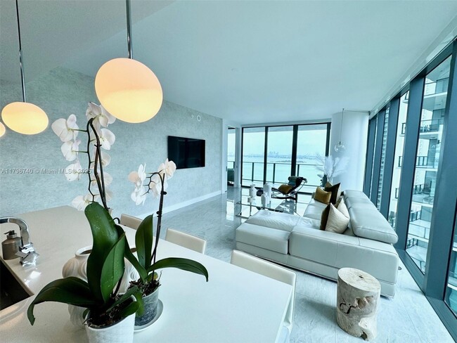 Foto del edificio - 650 NE 32nd St