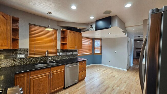 Building Photo - Spacious 5 Bed 3.5 Bath House in Aurora