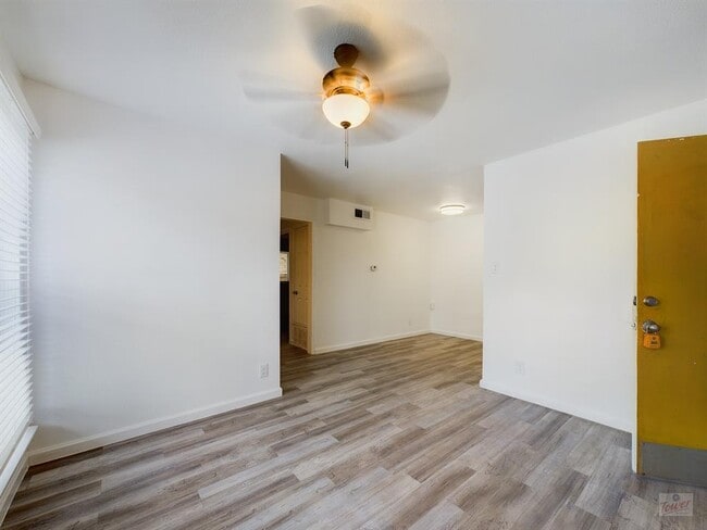 Building Photo - 2401 Manor Rd