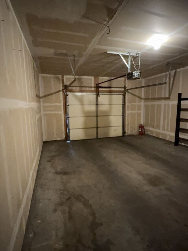 Building Photo - Spacious 2 Bed, 2 Bath Condo