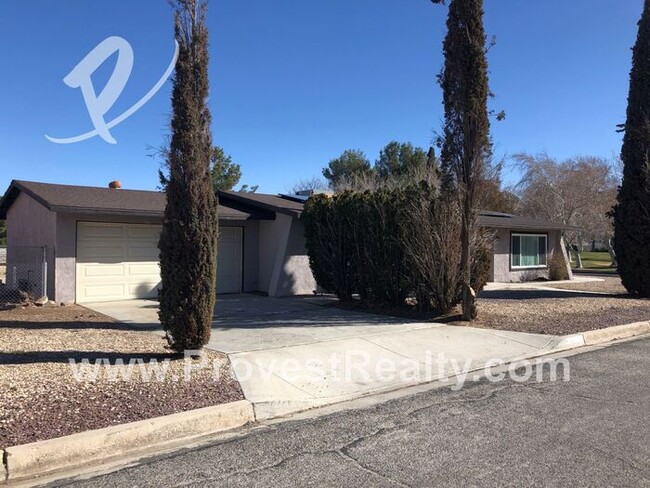 Foto del edificio - 3 Bedroom 2 Bathroom Helendale Home!!!