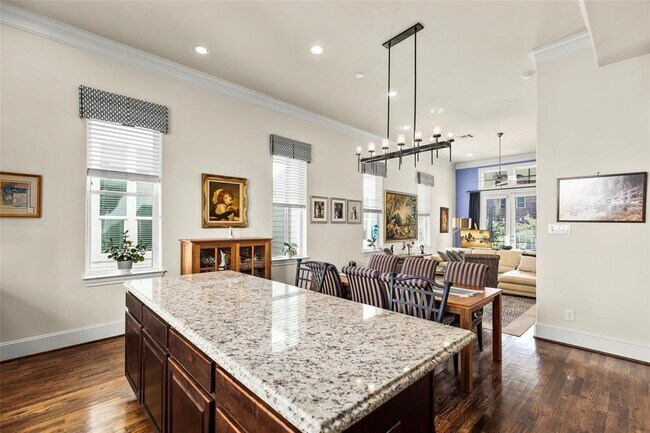 Foto del edificio - 2318 Hutchins St