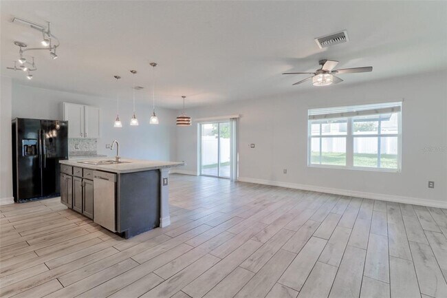 Building Photo - 10525 Whispering Hammock Dr
