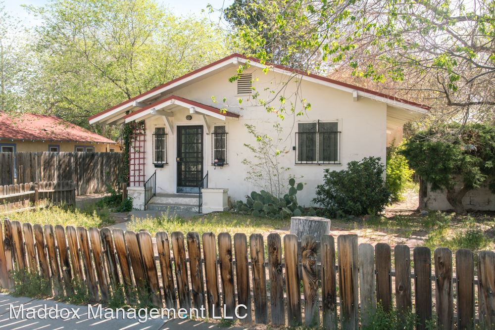 Primary Photo - 212 Harvard Dr SE
