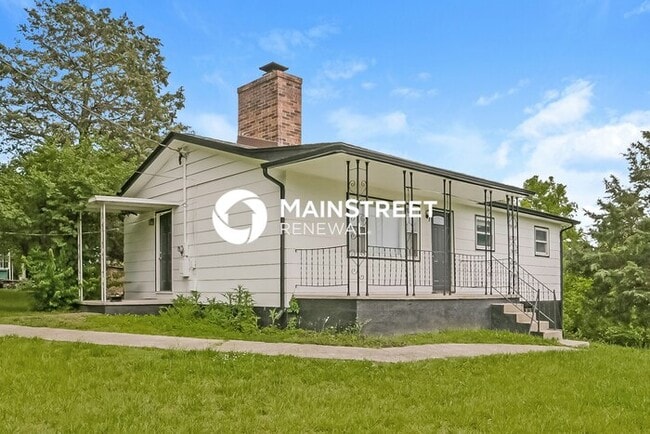3 Bedroom Pet-Friendly Home in Knoxville, TN with Main Street Renewal - 3 Bedroom Pet-Friendly Home in Knoxville, TN with Main Street Renewal