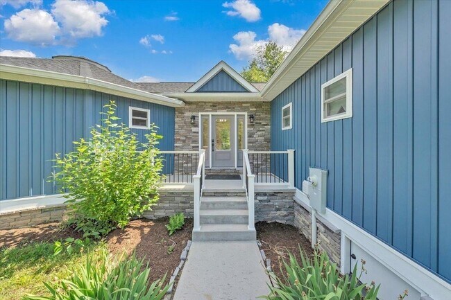 Building Photo - 3202 Mathews Ln