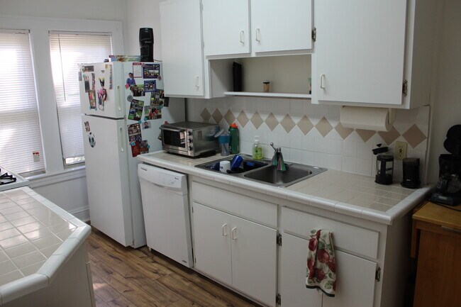 Foto del edificio - 2592 Mayfield Rd