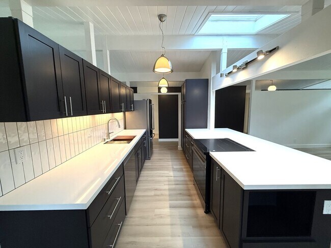 Foto del edificio - BEAUTIFUL UPDATED FOUR BEDROOM / TWO BATH ...