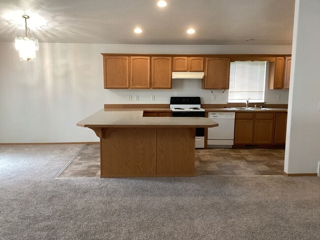 Building Photo - 1102 S Aspen Pl