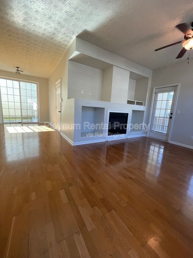 Foto del edificio - 301 Harmony Ct