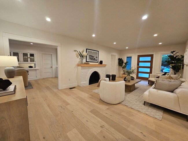 Building Photo - 957 Manzanita St