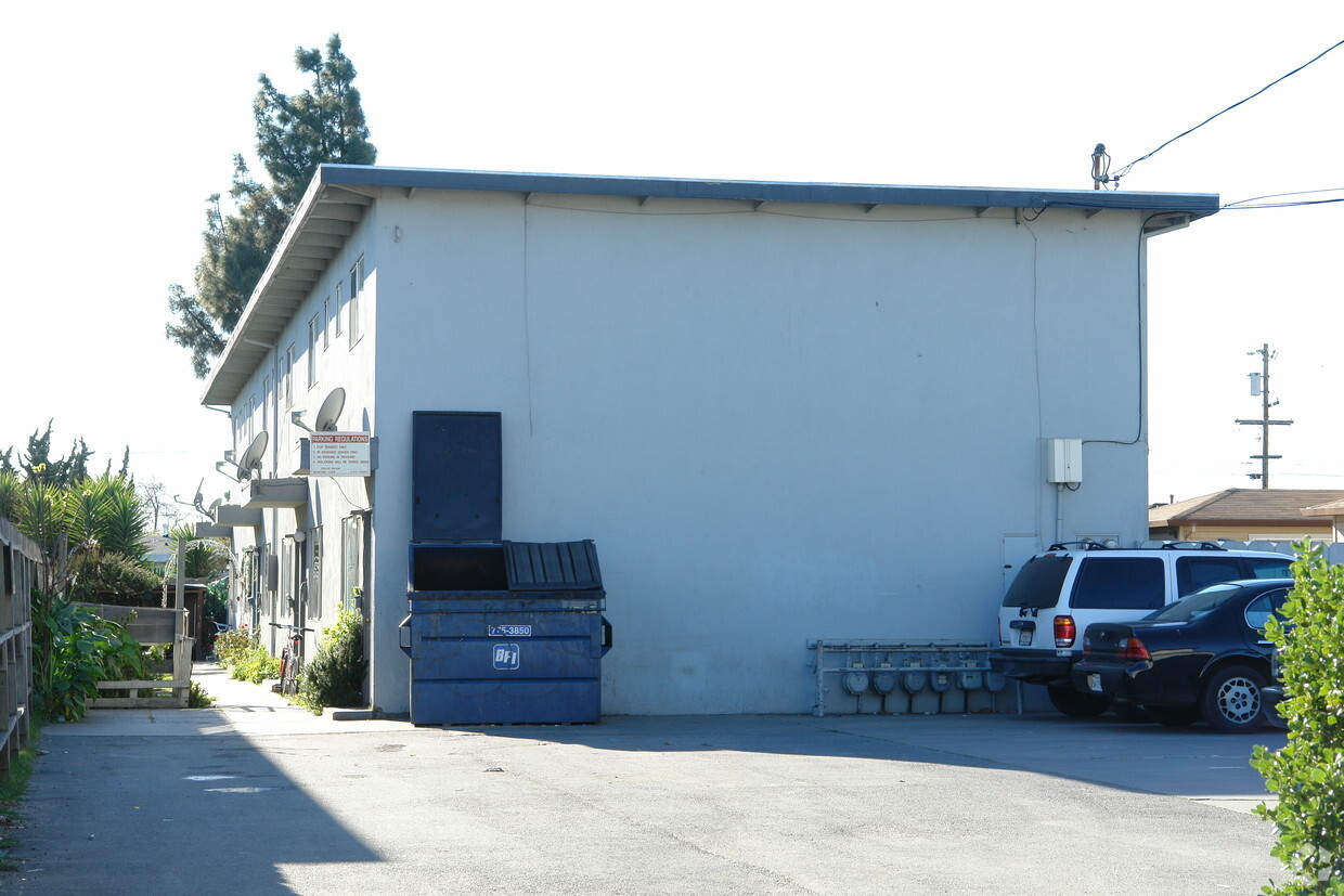 Building Photo - 1122 E Laurel Dr