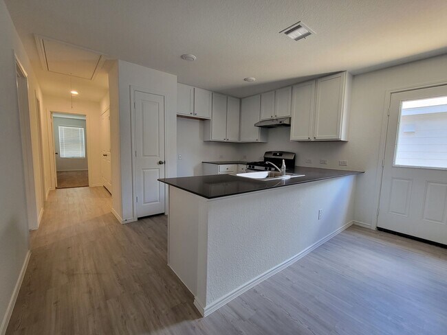 Foto del edificio - Brand New 3-bedroom 2 bath 2 car garage in...