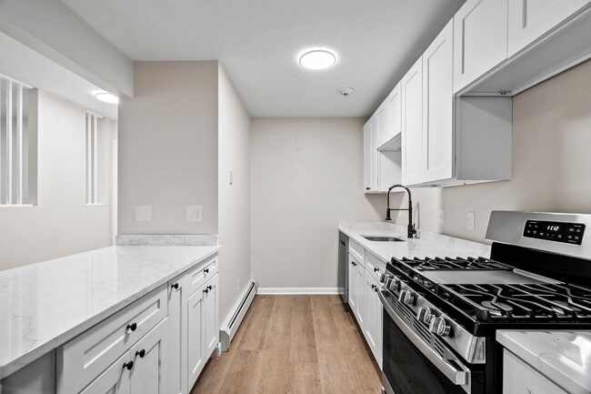 Foto del edificio - 2-Bed 1.5-Bath Newly Renovated Unit In Cranston!