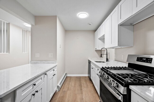 Foto del edificio - Super Spacious Newly Renovated 1-Bed 1-Bath Cranston!