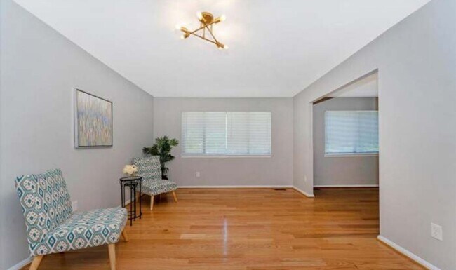 Foto del edificio - Sunny 4BR House in Tantallon Community, Ne...