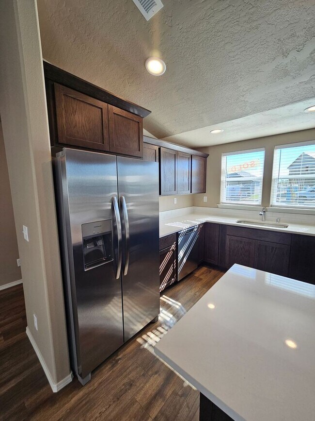 Foto del edificio - First month rent FREE with 12 month lease!