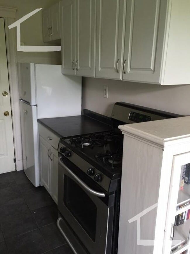 Building Photo - Nicely renovated studio in a prime locatio...