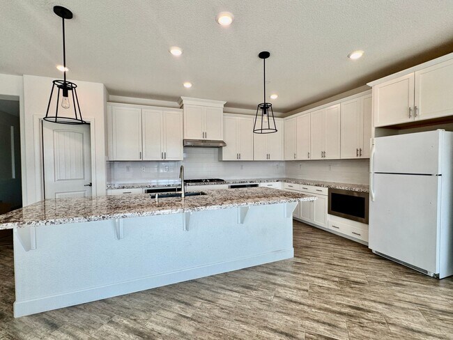 Foto del edificio - 5 YEARS NEW,  FORMER MODEL HOME BUILT BY LENNAR HOMES, 4 BED, 2.5 BATH, 2 CAR GARAGE