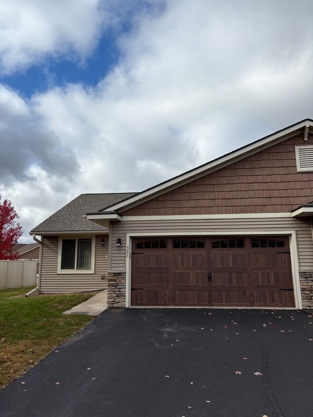 Primary Photo - 588 Blue Karner Dr
