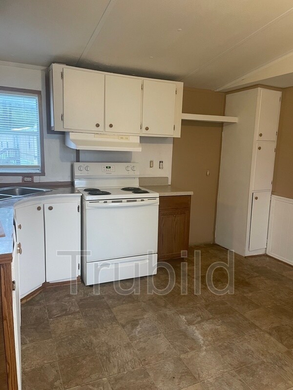 Building Photo - 26 Somerset Dr