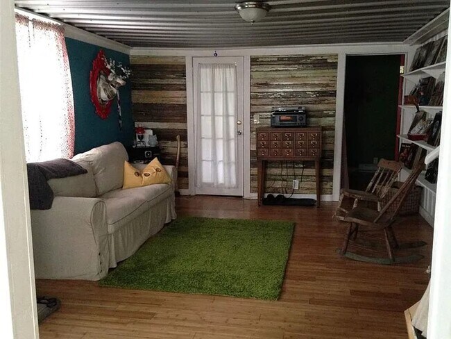 Foto del edificio - Cozy 3-Bedroom Home with Private Yard in L...