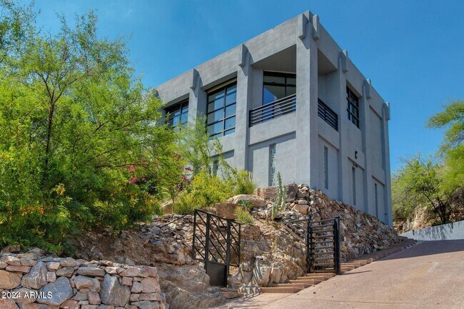 Foto del edificio - 4228 N Highlands Dr