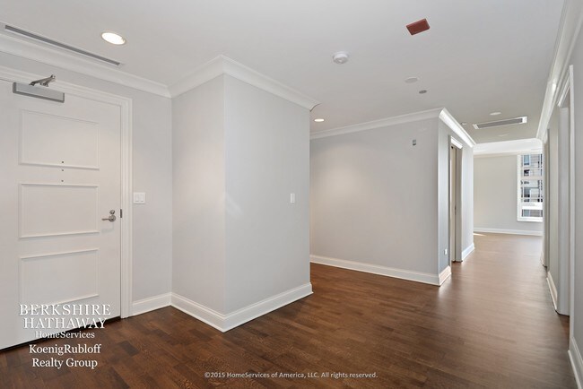 Building Photo - 10 E Delaware Pl