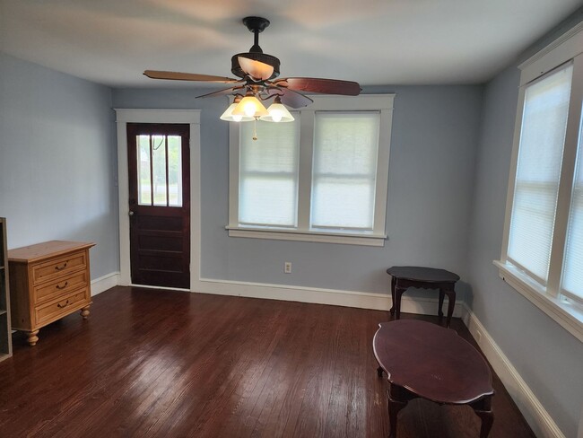 Foto del edificio - Cute Renovated 2 Bedroom Home with Huge Ga...