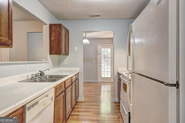 Building Photo - 1736 Park Cir