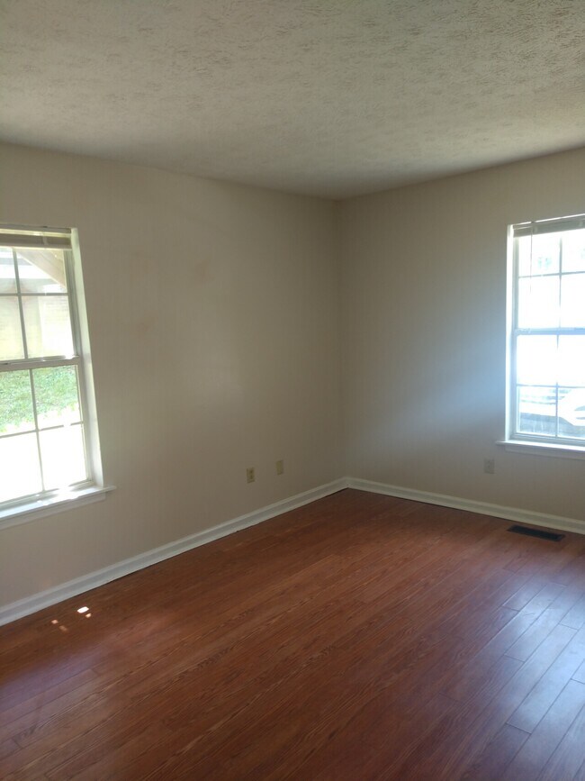 Building Photo - 709 Littlebrook Rd