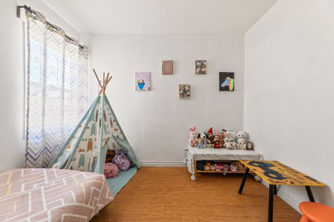 Foto del edificio - 7452 Jamieson Ave