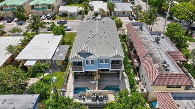 Building Photo - 4562 Poinciana St