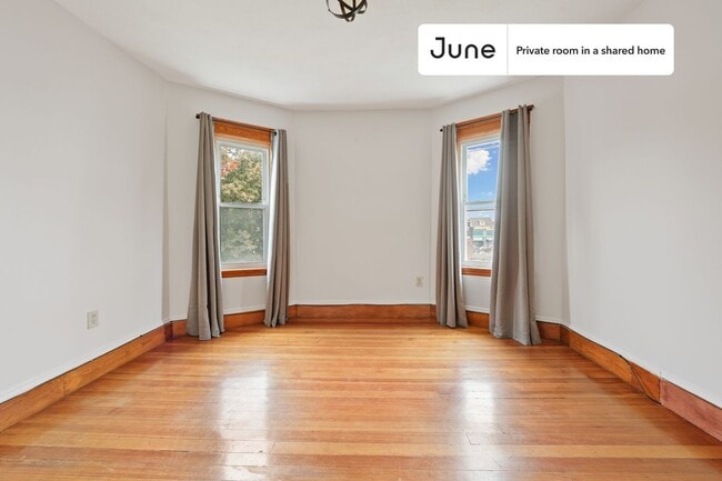 Building Photo - Room in Shared 4 bed/1 bath home