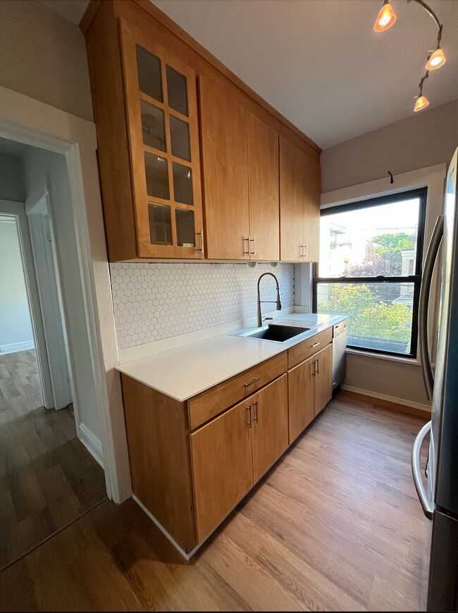 Foto del edificio - 617 W Cornelia Ave