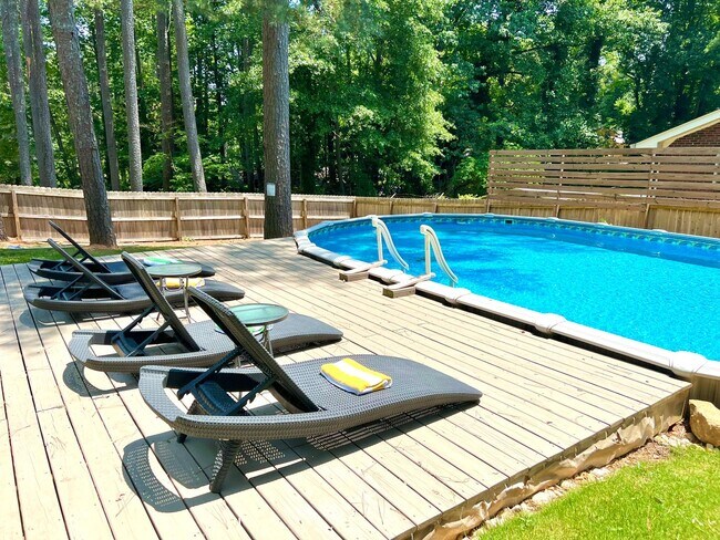 Building Photo - FURNISHED: Large 6 Bdrm,2 Kitchens,Foosbal...