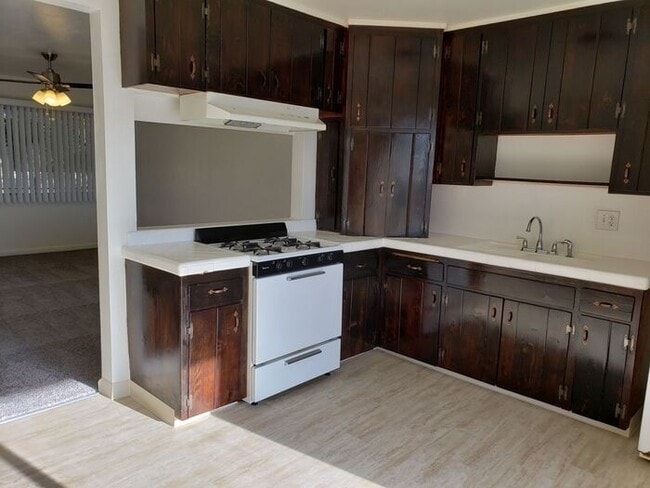 Building Photo - $1000 REBATE!SPACIOUS 2BR/1BA Unit with pr...