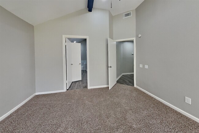 Foto del edificio - 8607 Pines Pl Dr