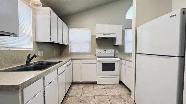 Foto del edificio - 8901 Pineridge Dr