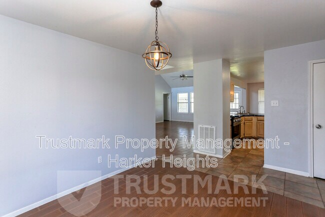 Foto del edificio - 320 Armadillo Ln