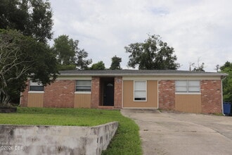 Building Photo - 228 E Holly Dr