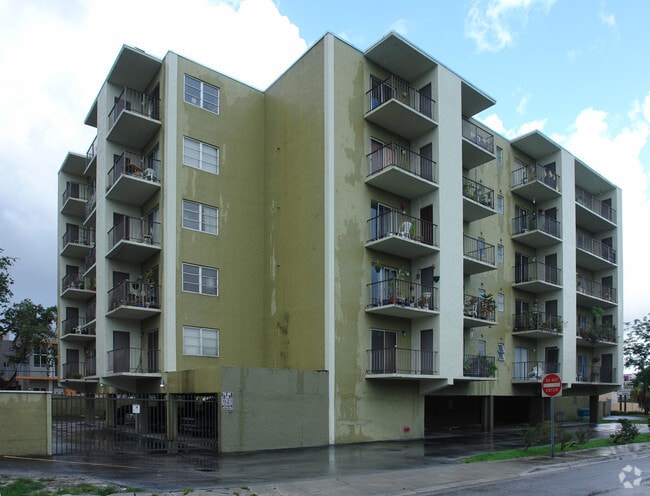 Building Photo - 3300 S Dixie Hwy