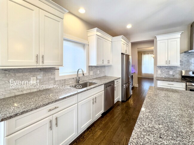 Foto del edificio - 3712 Elmhurst Ave
