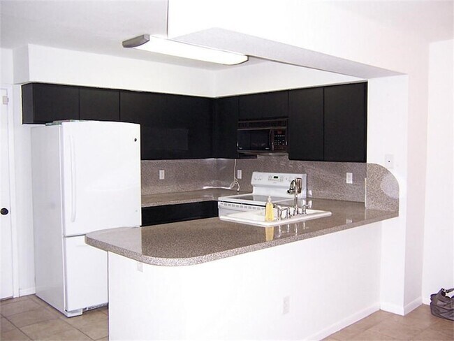 Foto del edificio - 16800 Sugar Pine Dr