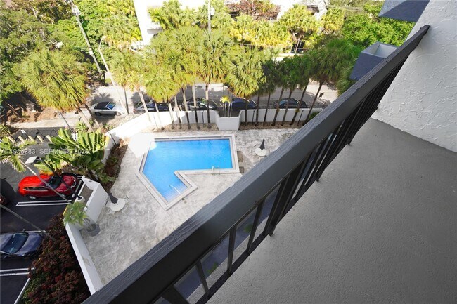 Foto del edificio - 2715 Tigertail Ave