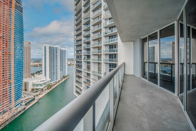 Foto del edificio - 475 Brickell Ave